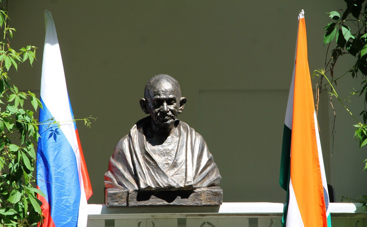 В Ясной Поляне установили бюст Махатмы Ганди