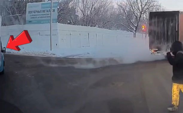 В Туле водитель грузовика очень торопился на перекрестке