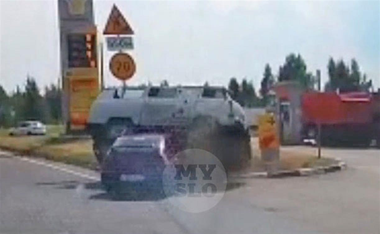 На трассе «двенашка» опрокинула УАЗ: момент ДТП попал на видео