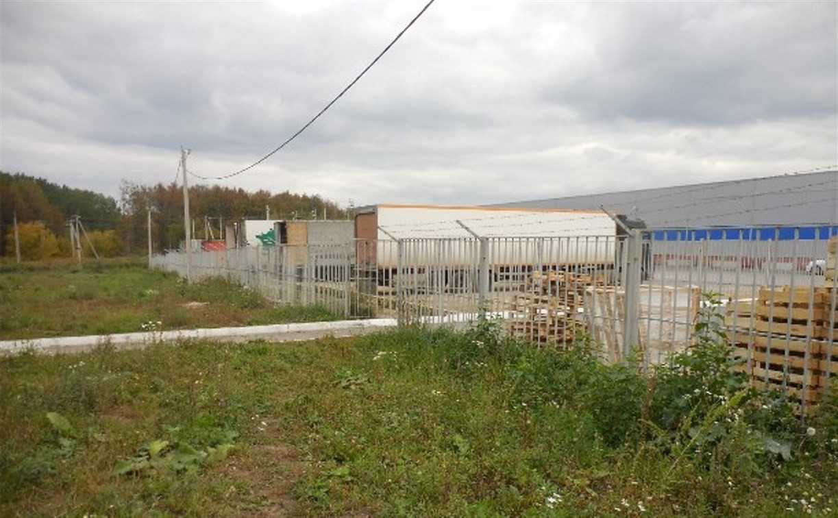 В Туле владельцы продовольственной оптовой базы незаконно обнесли аллею забором 