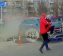 Видео момента ДТП с «бешеным» Mercedes у «Ликерки»: он едва не сбил мужчину с ребенком
