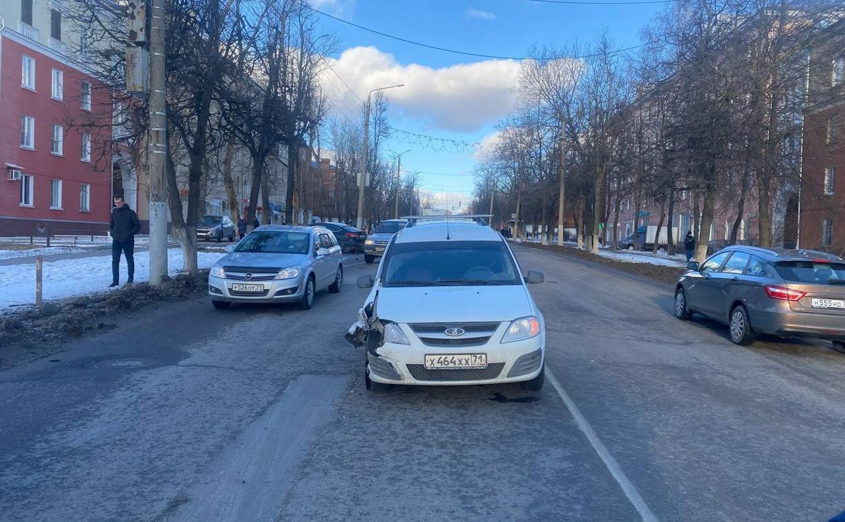 На ул. Кирова в Туле столкнулись «Лада Ларгус» и Hyundai