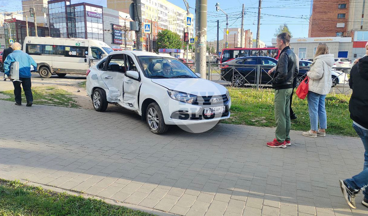 В Пролетарском районе Lada после столкновения с BMW вылетела на тротуар