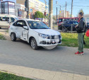 В Пролетарском районе Lada после столкновения с BMW вылетела на тротуар