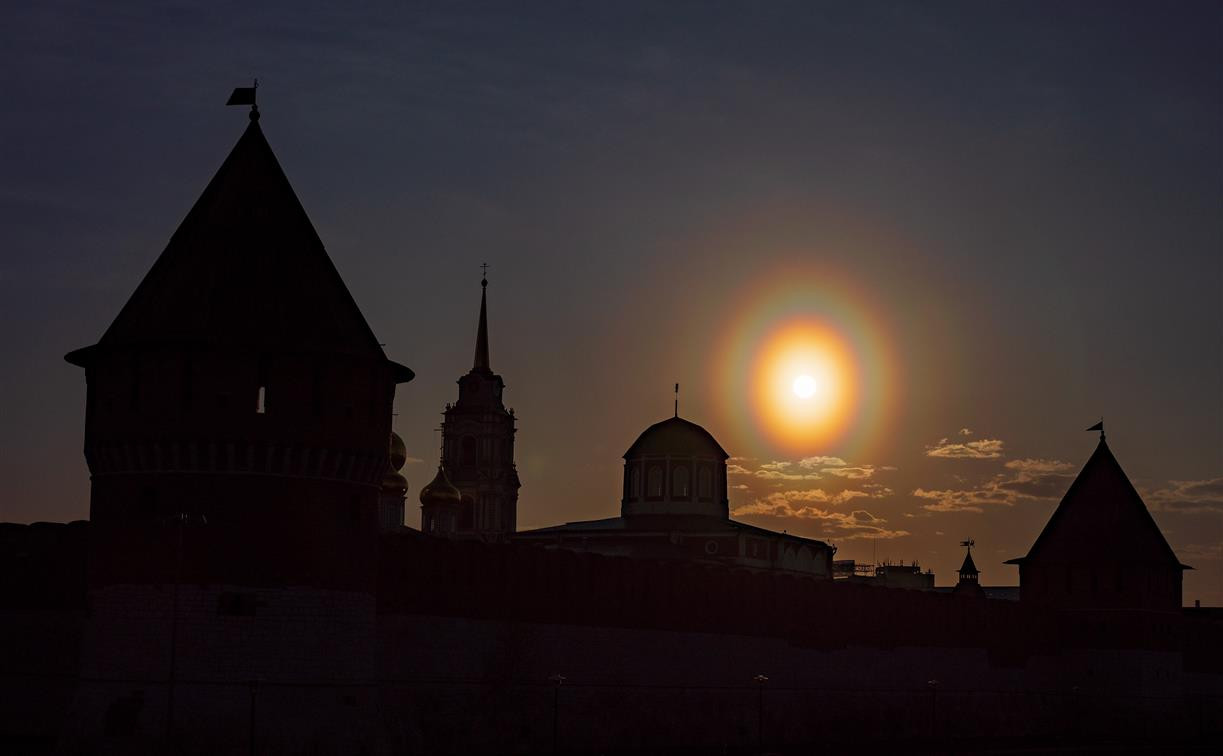 Тульский фотограф запечатлел пыльцевую корону вокруг солнца