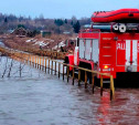 Спасатели доставили врачей в затопленную деревню с помощью пожарной автоцистерны 