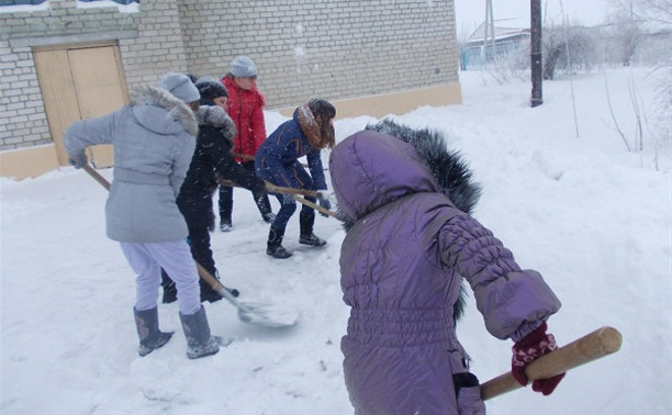 В Суворове школьников вместо уроков заставляют чистить снег?