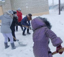 В Суворове школьников вместо уроков заставляют чистить снег?