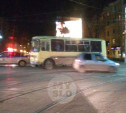 На ул. Октябрьской в Туле легковушка влетела в автобус