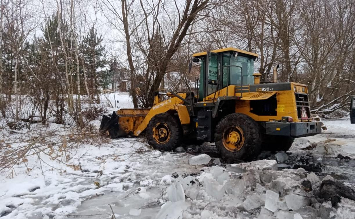 Погрузчик вмерз в лед в пруду Богородицка: на водителя составили протокол