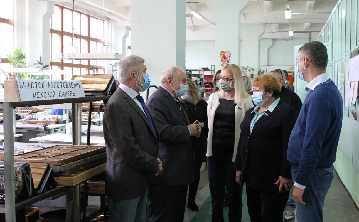 Депутаты Тульской облдумы посетили производство музыкальных инструментов