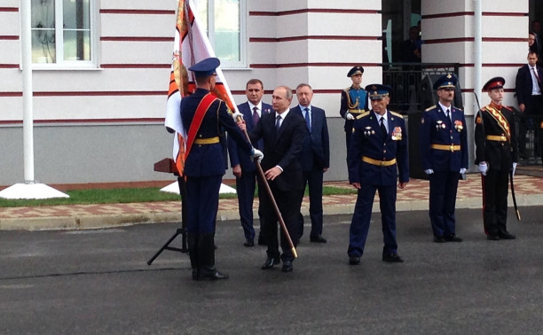 Владимир Путин осматривает Суворовское военное училище