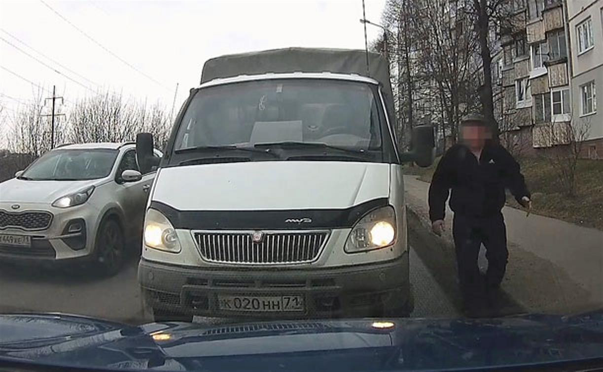 «Накажи автохама»: на ул. Бондаренко сняли нецензурное противостояние грузовика и легковушки