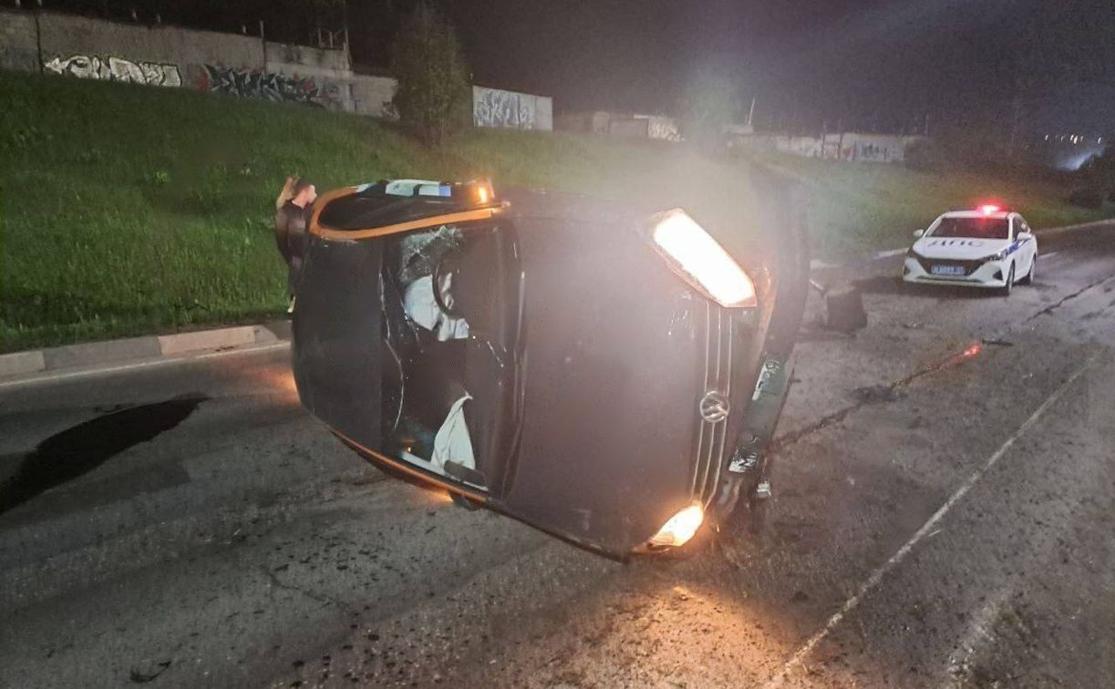 На Калужском шоссе пьяный бесправный водитель за рулем каршеринга устроил ДТП с «перевертышем»