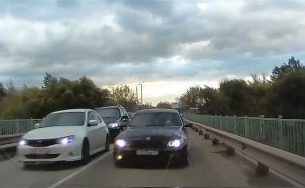 В Туле водитель BMW объехал многокилометровую пробку по встречке: видео
