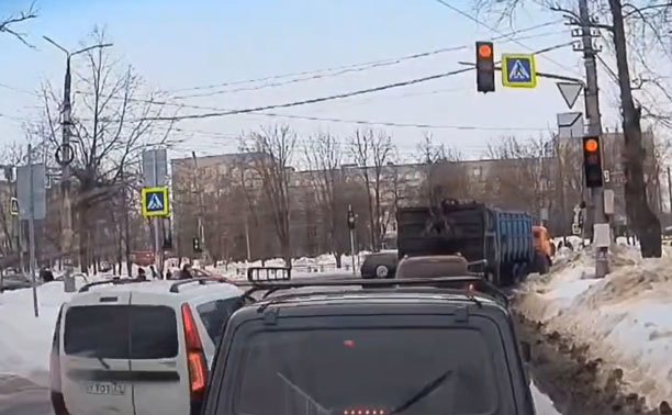 На ул. Болдина водитель проехал по встречке и на красный