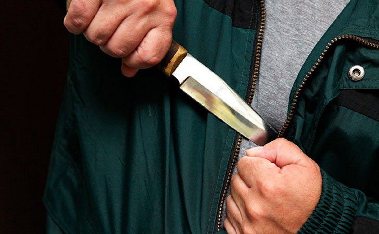 Продавщица тульского магазина за лезвие вырвала нож из рук грабителя