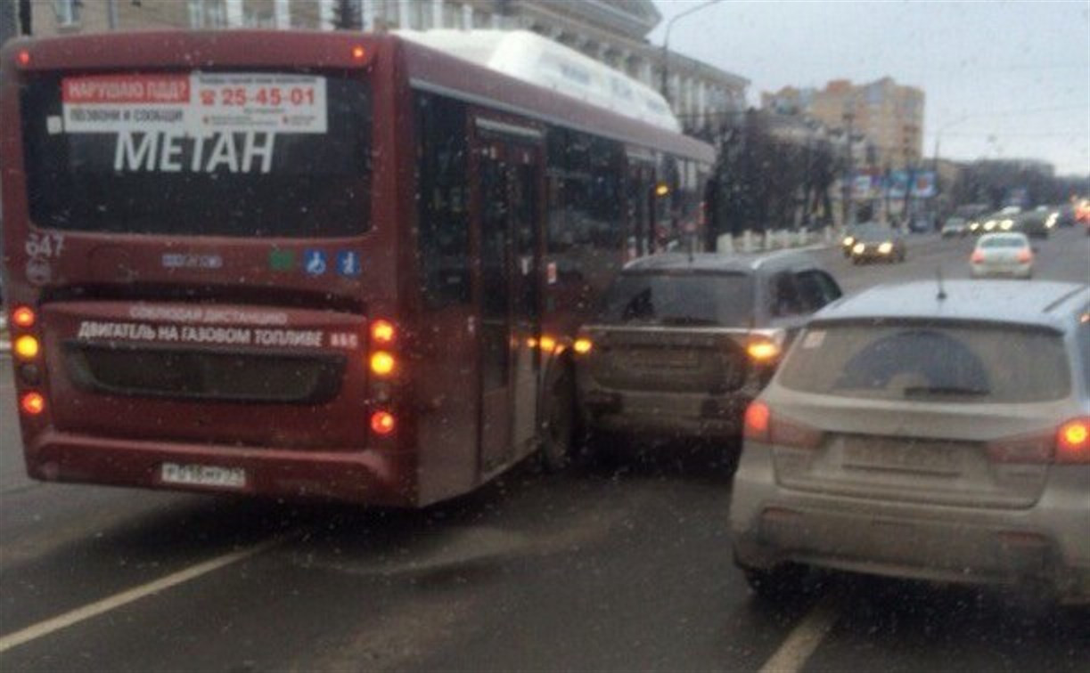 В Туле на проспекте Ленина произошло два ДТП с участием общественного транспорта
