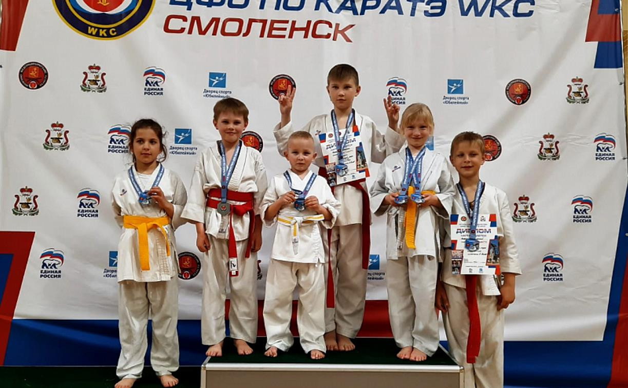 Юные тульские каратисты привезли 5 медалей из Смоленска