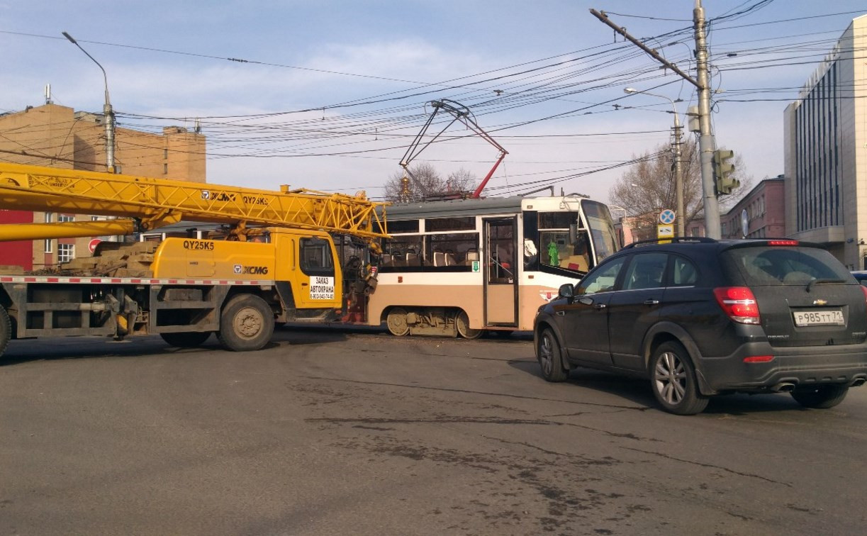 В столкновении автокрана и трамвая никто не пострадал