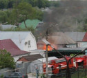 Рано утром на ул. Ушинского в Туле произошел пожар: фото очевидцев