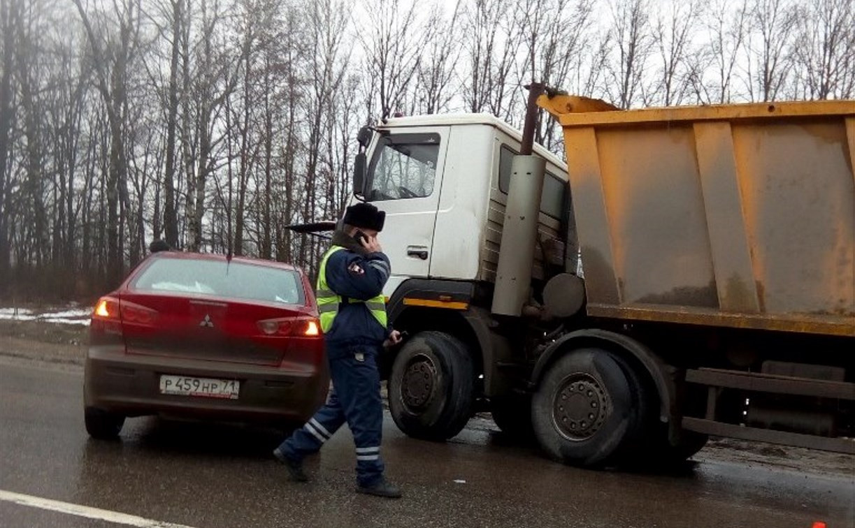 На автодороге «Тула-Новомосковск» легковушка въехала в грузовик