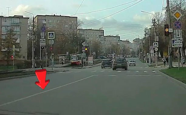 На ул. Металлургов водитель внедорожника пролетел перекресток по встречке