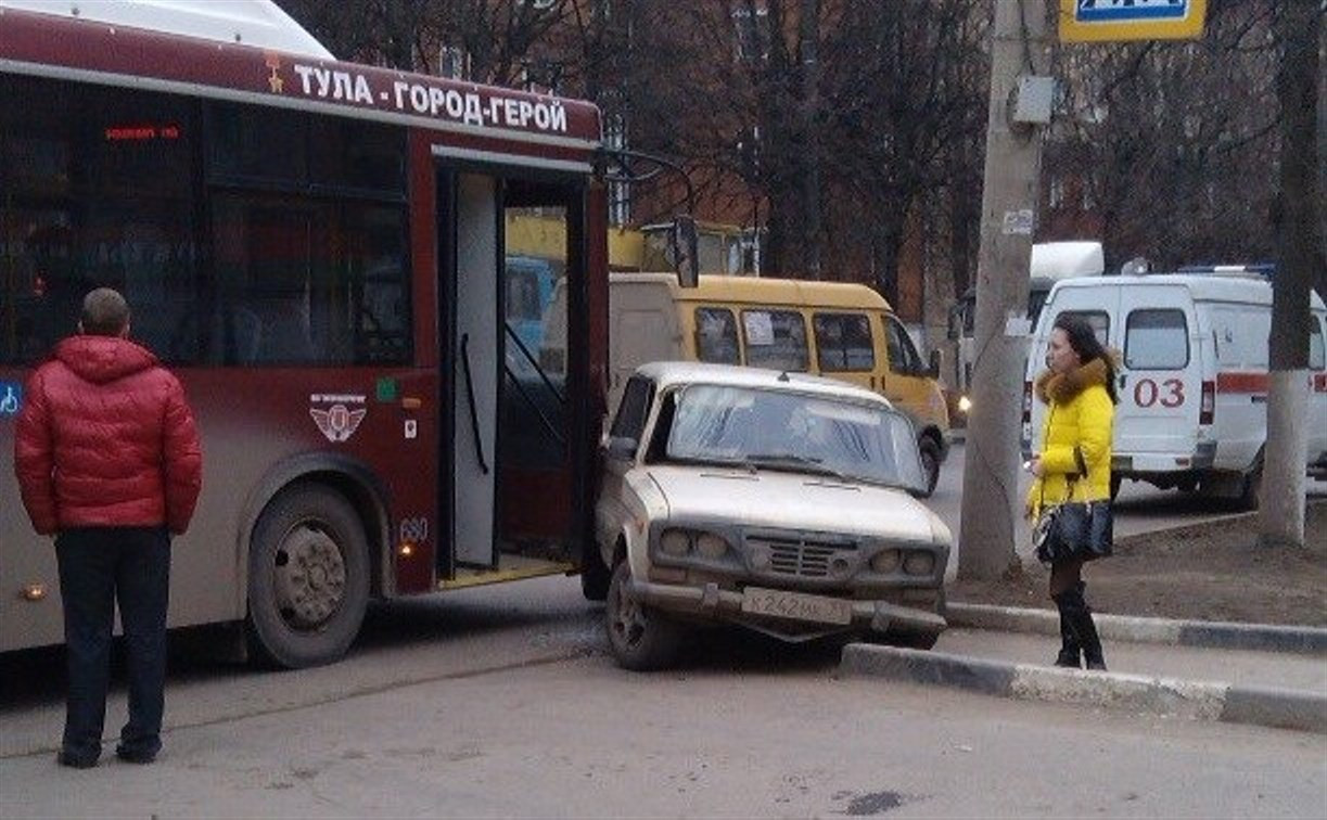 На ул. Глинки в Туле столкнулись 28-й автобус и «шестёрка»