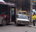 На ул. Глинки в Туле столкнулись 28-й автобус и «шестёрка»