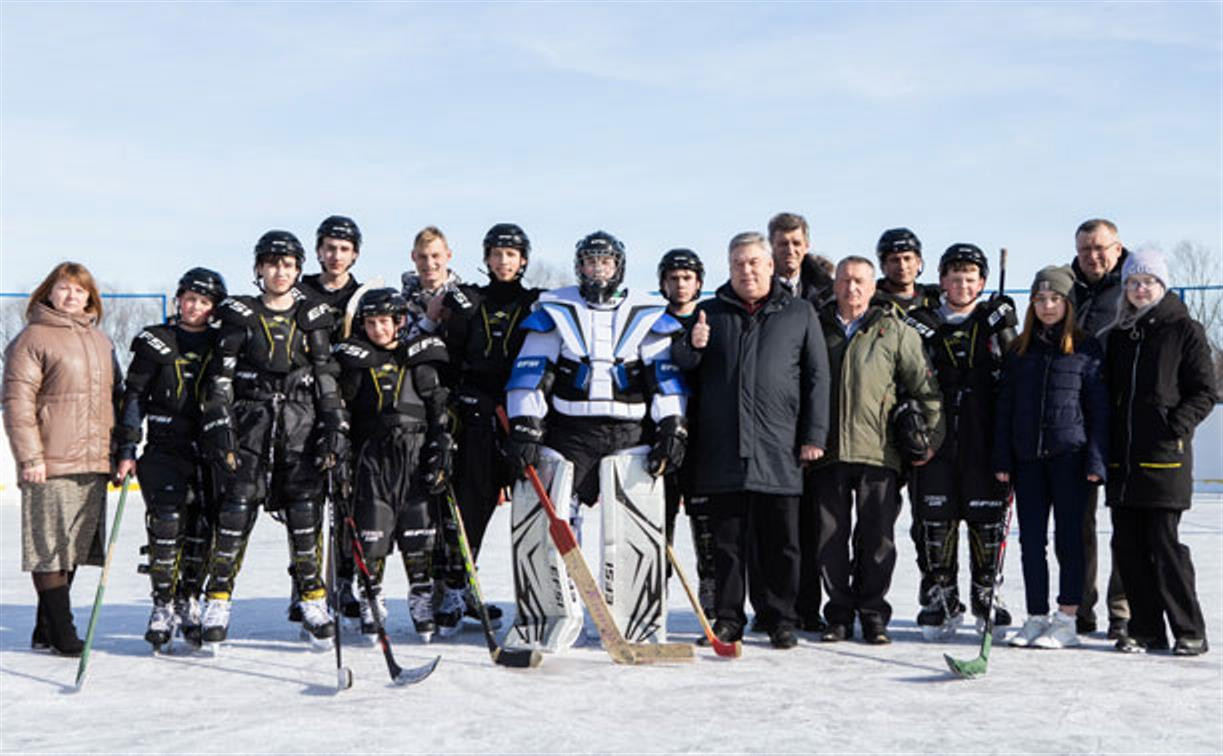 В Чернском районе школьникам подарили хоккейную экипировку