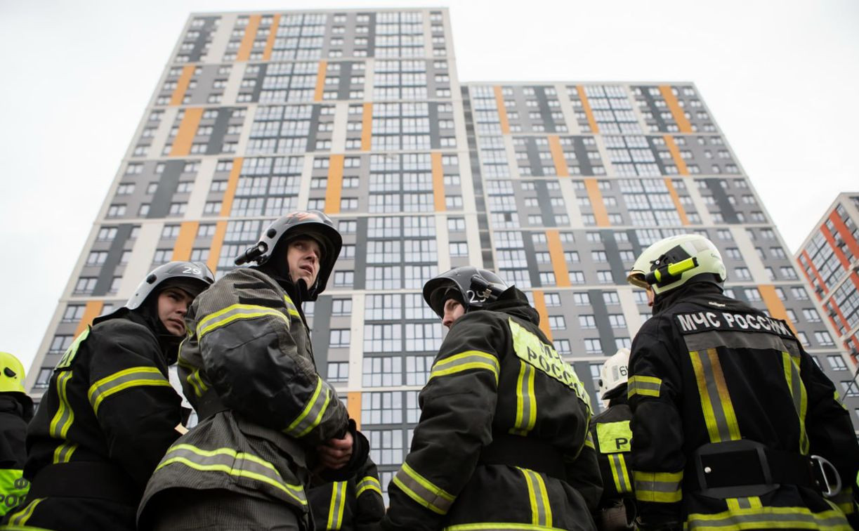Бегом в боёвке на 25-й этаж: сотрудники МЧС провели в Туле «Вертикальный вызов»