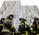 Бегом в боёвке на 25-й этаж: сотрудники МЧС провели в Туле «Вертикальный вызов»