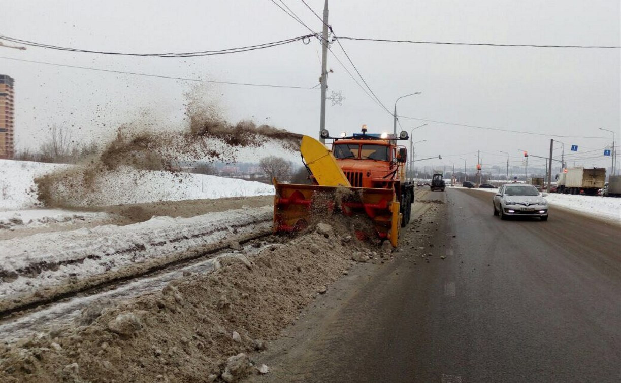 Тульские дороги расчищают от снега при помощи шнекоротора