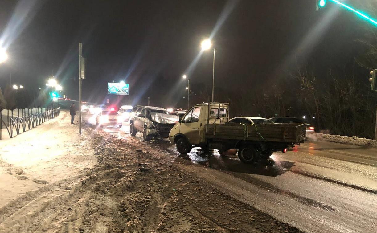 На Щекинском шоссе «Газель» столкнулась с внедорожником