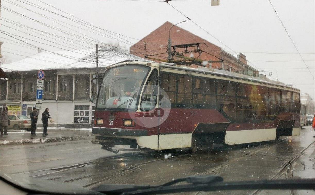 В центре Тулы трамвай сошел с рельсов