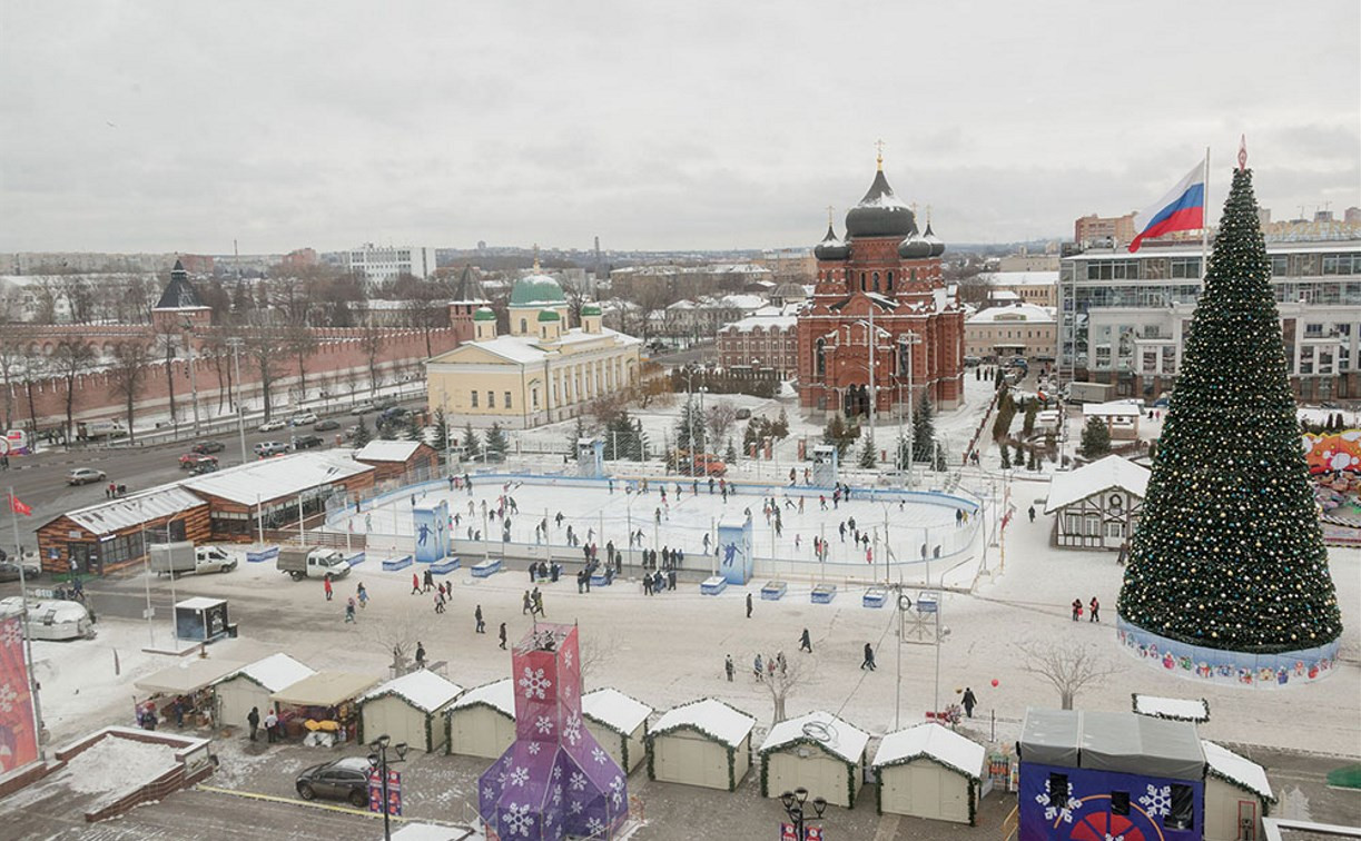 Рядом с бесплатным  катком на пл. Ленина в Туле работает теплая галерея