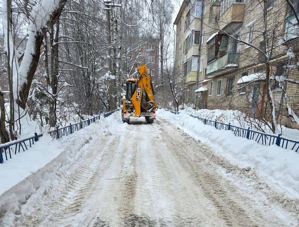 В Туле во дворе на улице Болдина убрали снег после того, как скорая не смогла проехать