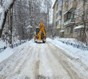 В Туле во дворе на улице Болдина убрали снег после того, как скорая не смогла проехать