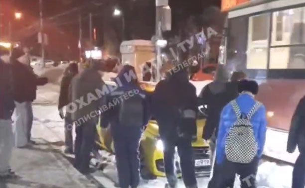 В Криволучье таксист застрял на трамвайных путях