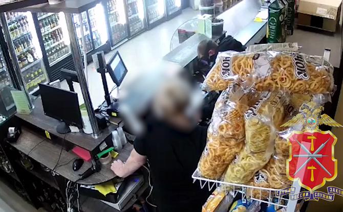 В Туле грабитель напал на продавщицу магазина с ножом и украл из кассы 26 тысяч