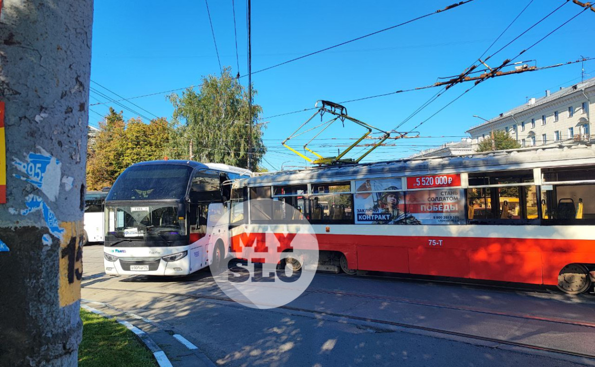 На проспекте Ленина возле автовокзала столкнулись трамвай и автобус