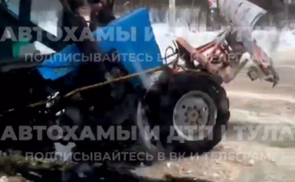Трактор переломился пополам после ДТП в Заокском районе