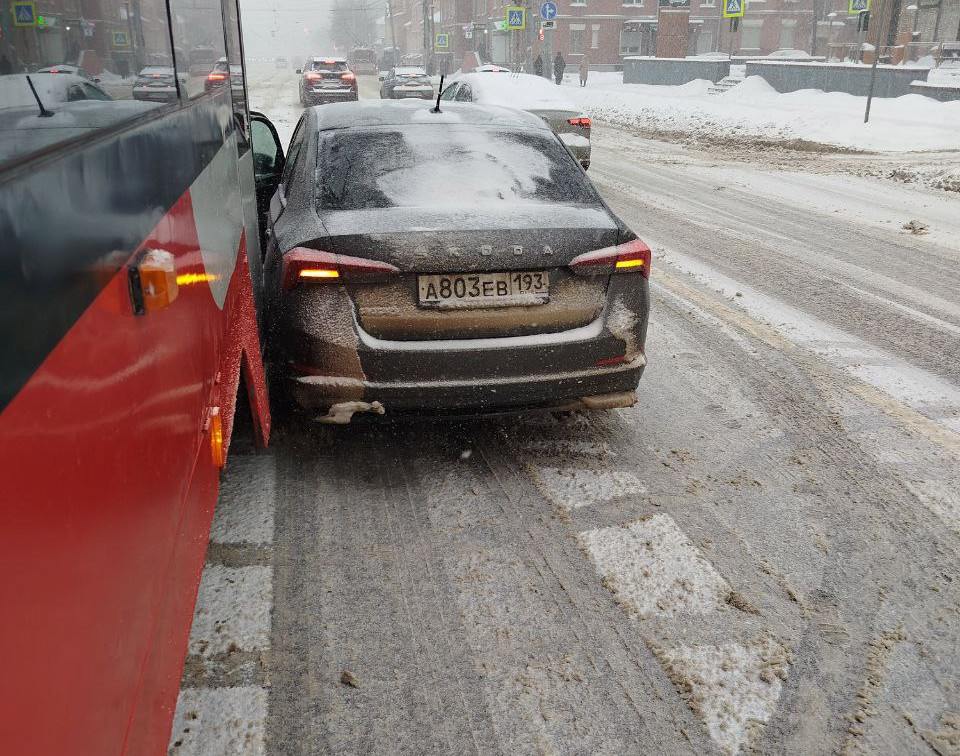 В тульском Заречье «поцеловались» трамвай и «Шкода»