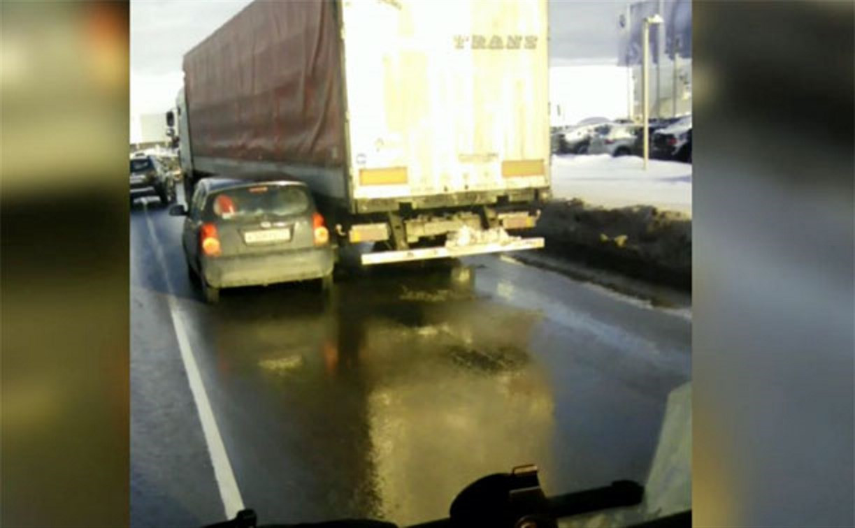 На Новомосковском шоссе из-за ДТП с грузовиком и малолитражкой возникла пробка