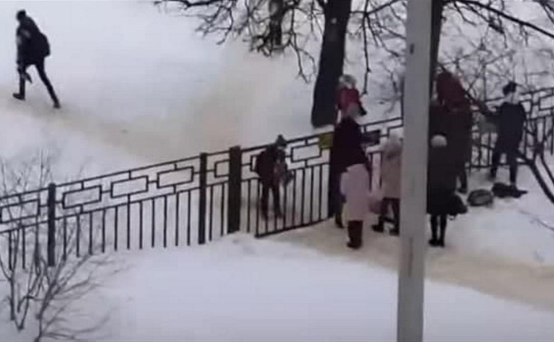 В Новомосковске родителям пришлось перебрасывать детей через школьный забор: видео