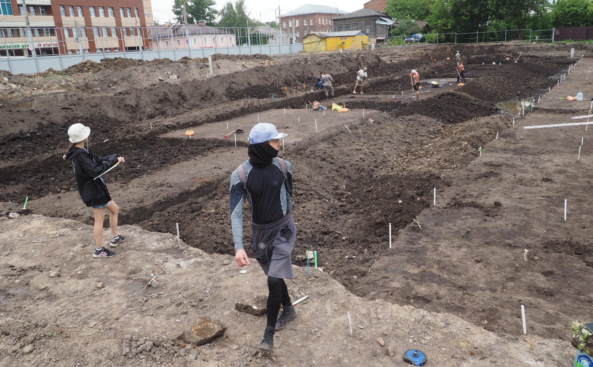 Курительные трубки, счетный жетон из Нюрнберга и свинцовые пули: что нашли археологи напротив Тульского цирка