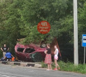 В Кимовском районе бесправный водитель на Daewoo Matiz снёс остановку и перевернулся