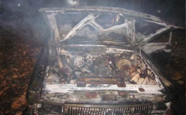 В Донском сгорел припаркованный во дворе жилого дома автомобиль
