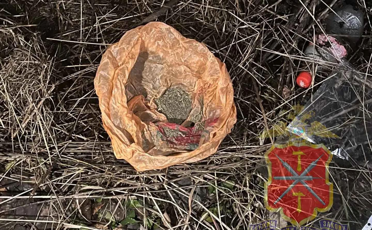 Пьяный туляк на глазах сотрудников ГАИ пытался избавиться от пакета с марихуаной