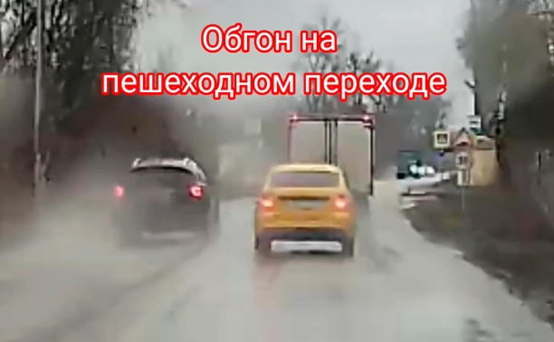 На ул. Киреевской водитель внедорожника за несколько секунд дважды нарушил ПДД